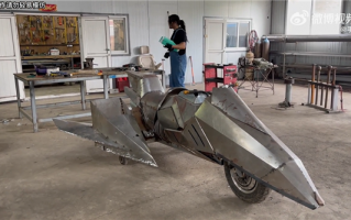 输给小朋友后 手工耿“急了”：做了一台打水仗摩托车