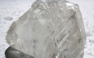 鉴别钻石的最简单方法 如何最简便的识别钻石