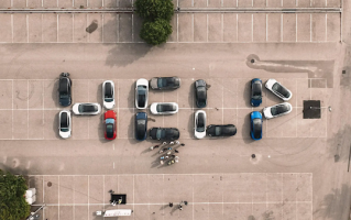 挪威特斯拉车主集体绝食维权 车辆摆出“HELP”标示