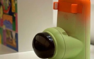 “异地恋接吻神器”引热议 发明人回应：不知谁生产的 自己很高兴