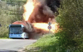 一天然气大巴车储气罐起火：现场喷出三条火舌 犹如火箭发射