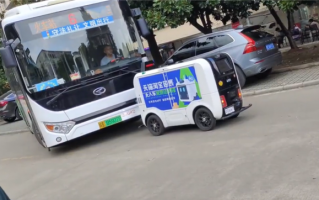 人工智能PK人类 无人送货车怼上大公交：谁的责任网友吵翻