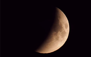 今年首场月全食画面曝光：超震撼！