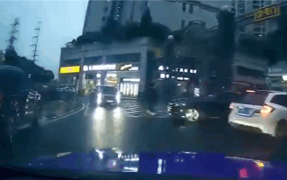 行驶中发动机起火 男子淡定驾车 “神操作”自助洗车房灭火