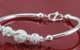 银手镯戴左手好还是右手好 银手镯有什么功效与作用