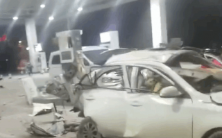 轿车加气站去加气 一开后备厢车被炸报废