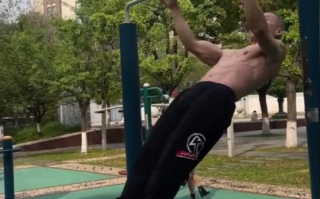 54岁大叔练出30岁小伙身材上热搜：健身10年拥有八块腹肌