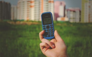 《狂飙》完结！当年小灵通到底害了多少人？只有华为顶住诱惑