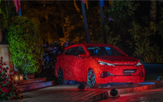 比亚迪元PLUS亮相哥伦比亚：全身贴满玫瑰花 吸睛度拉满